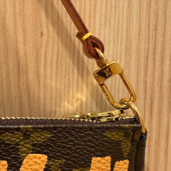 Authentic Louis Vuitton Pochette accessories bag limited edition graffiti - Picture 4 of 16